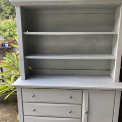 Dresser With Hutch. 