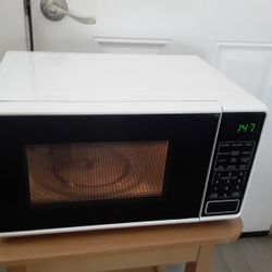 Small Microwave 700 Watts 
