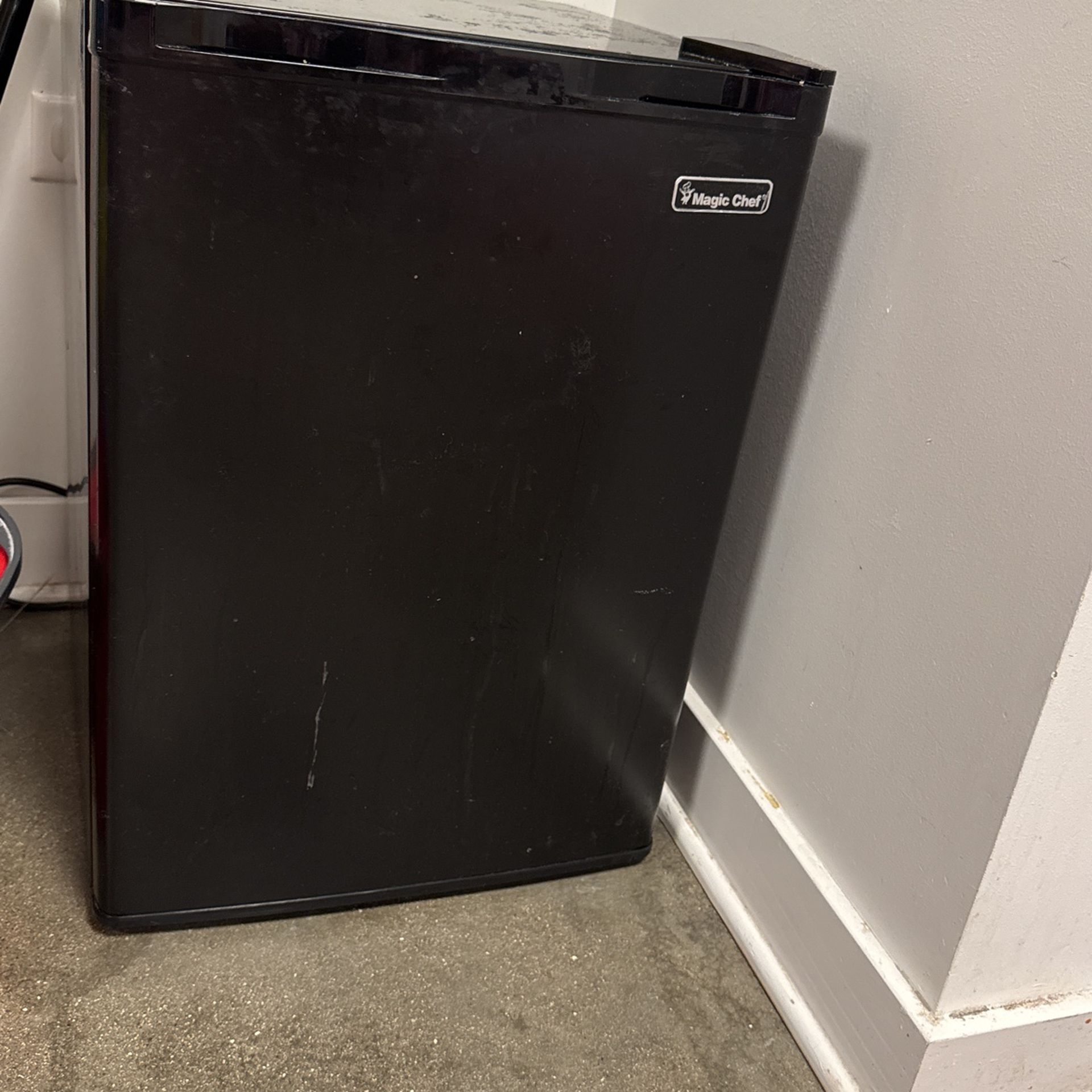 Black Magic Chef Mini Refrigerator