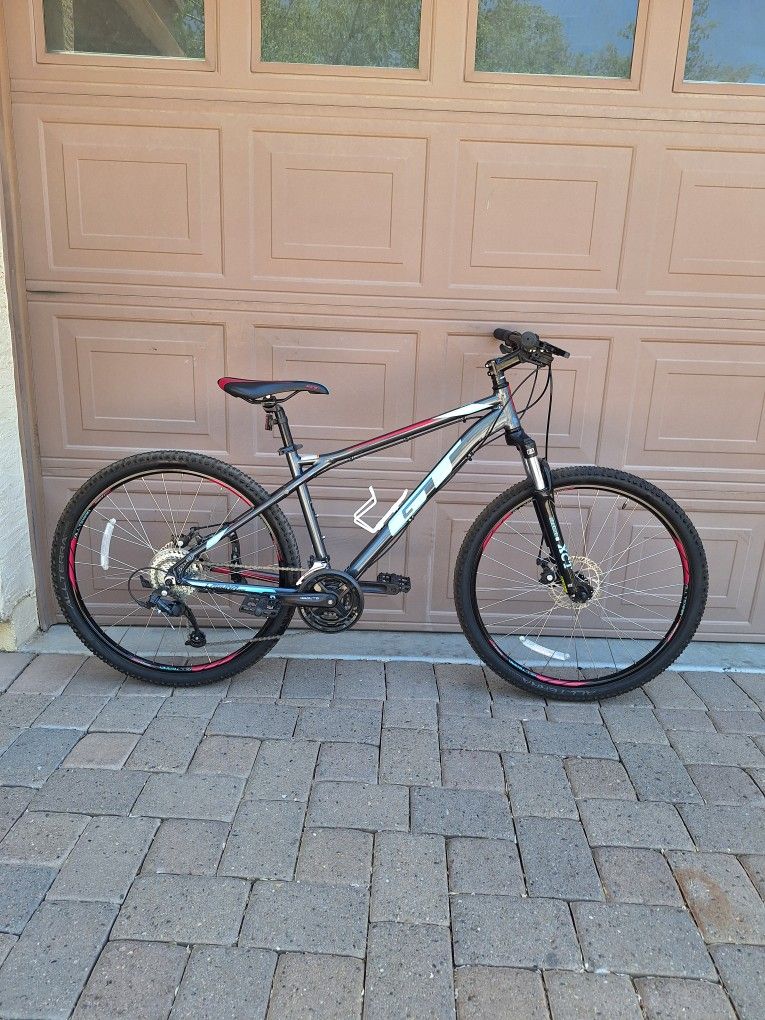 GT LAGUNA PRO 27.5 INCH MOUNTAIN BIKE LIKE NEW ( CHECK MY OTHER BIKES)