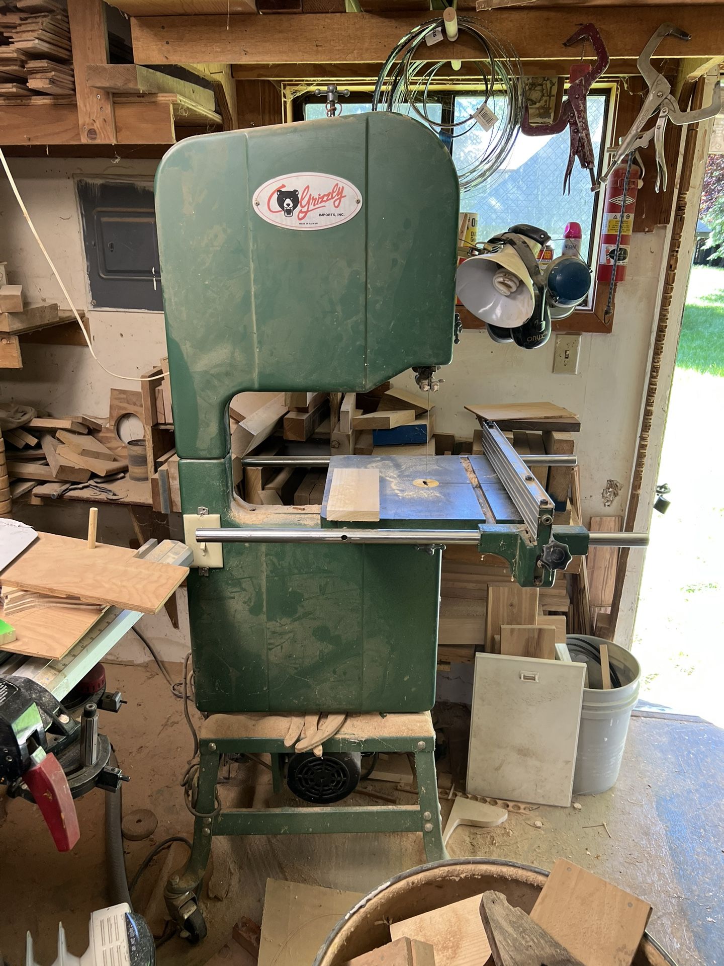 Grizzly bandsaw