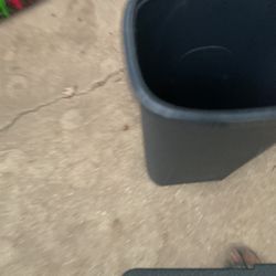 A Good Black  Trash  Can, In Good Conditions ( NO SHIPPING)