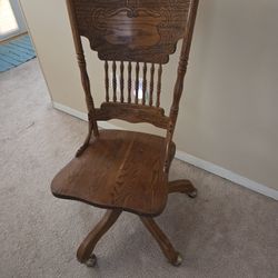 Beautiful Swivel And Roll Chair