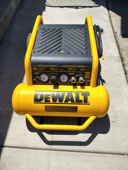 DEWALT Air Compressor, 225-PSI Max, Hand Carry with Wheels, 4-1/2 Gallon