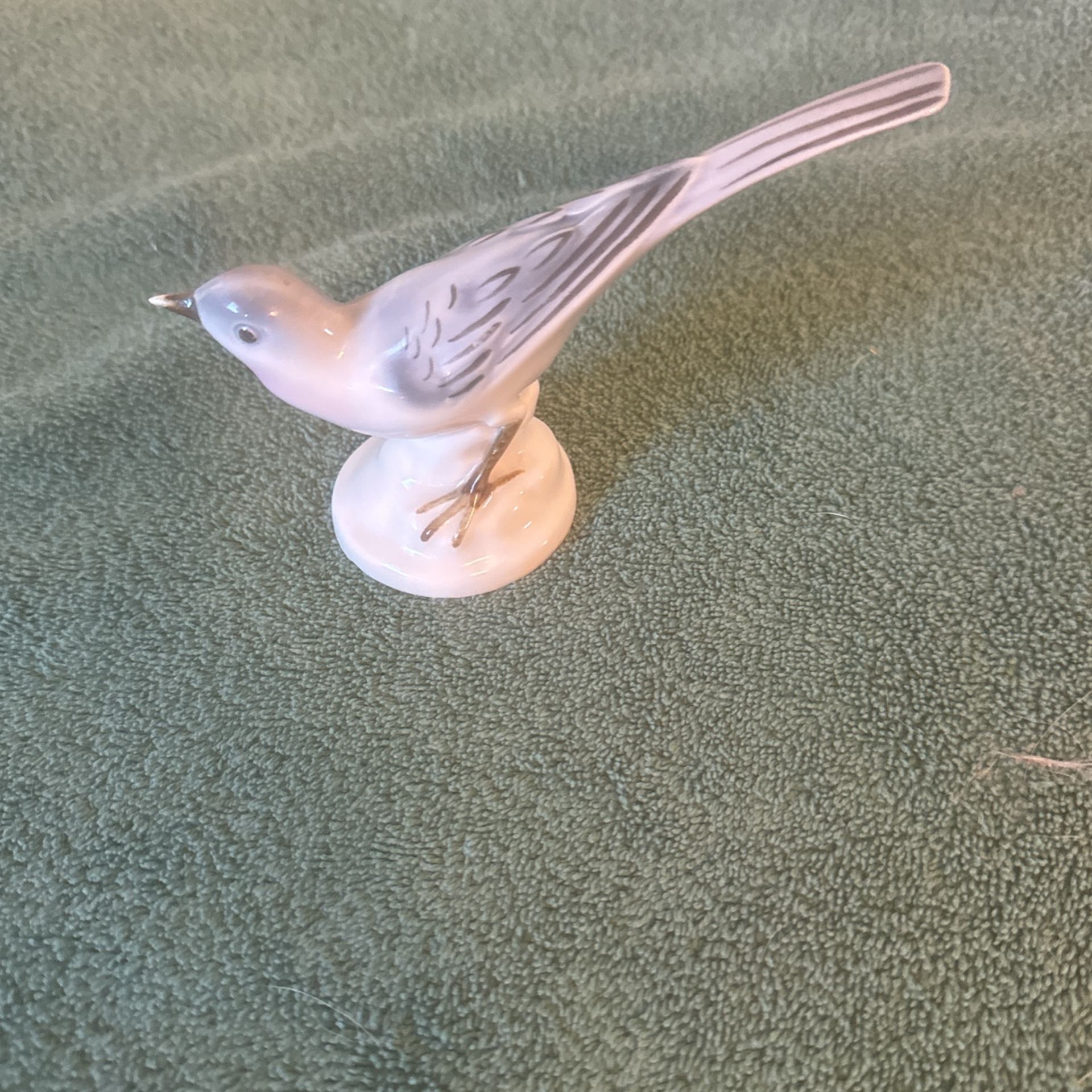 Vintage Porcelain Bird Figurine . Excellent condition no chips or cracks