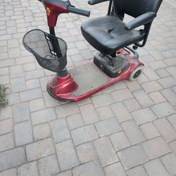 Tengo Este Carrito Eléctrico Esta Como Nuebo Le Falta La Llabe Y Baterías 45 No  Menos 