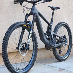 Mountain Bike - Santa Cruz Bronson
