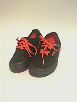 Kids black Vans platform sneakers with red laces #skateboarding #platform