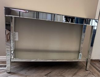 Mirrored entry table