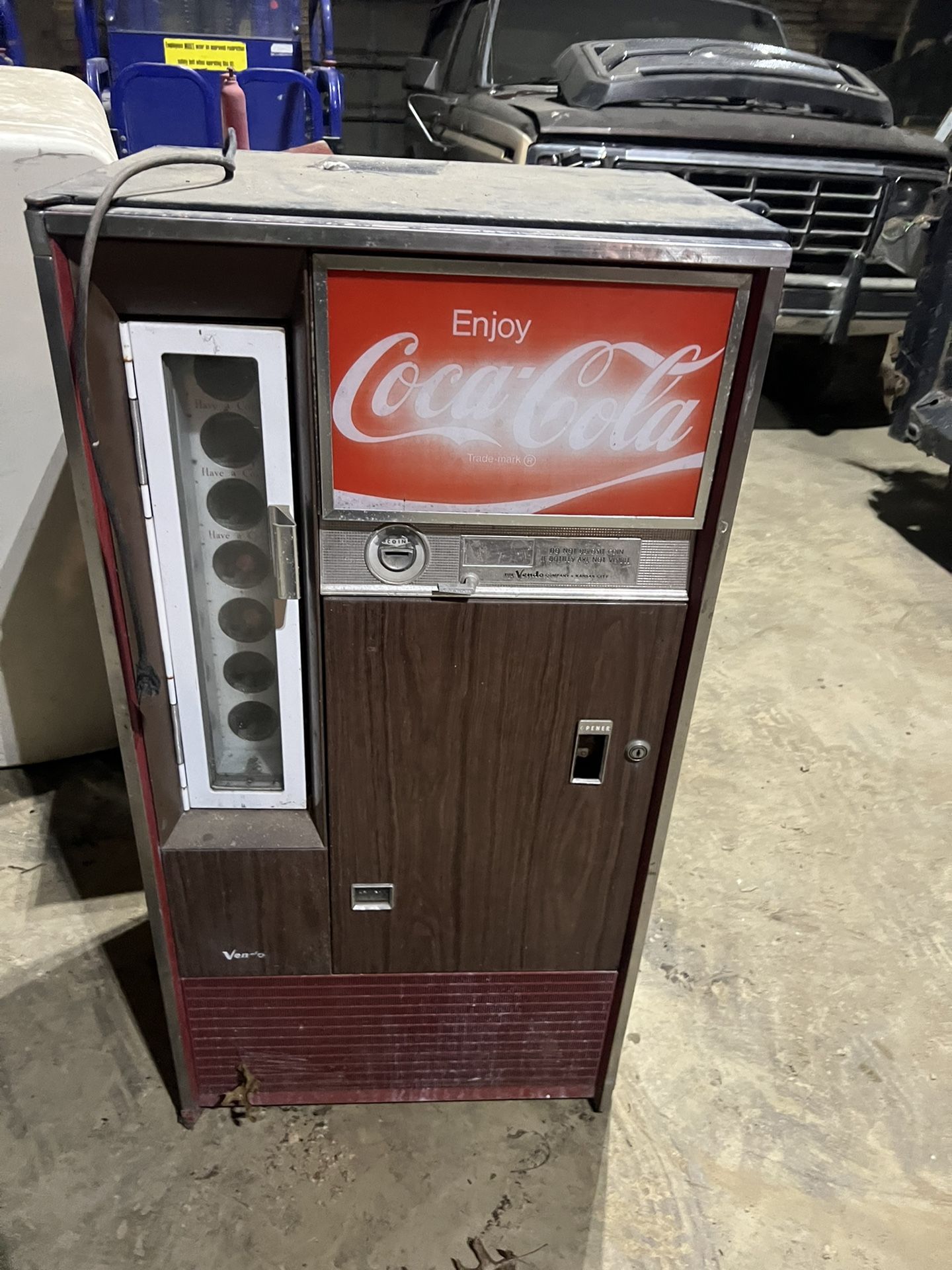 Old Coca-Cola Machine (bottles)