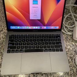 2017 MacBook Pro 13-inch 2.3ghz Intel i5 Processor 8gb Ram 256gb Ssd Only 117 Battery Cycles - Comes With Charger - Works Great 