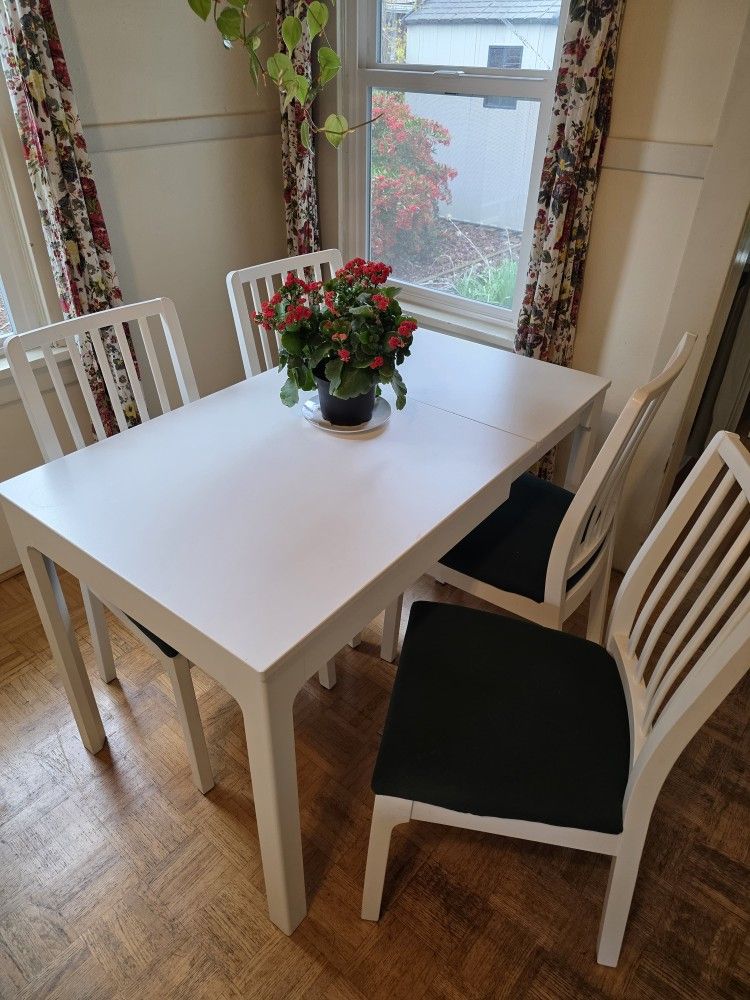 Ikea table and 4 chairs 27.5 wide, 31.5-47.5 long