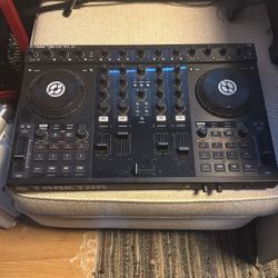 Traktor Kontrol S4 