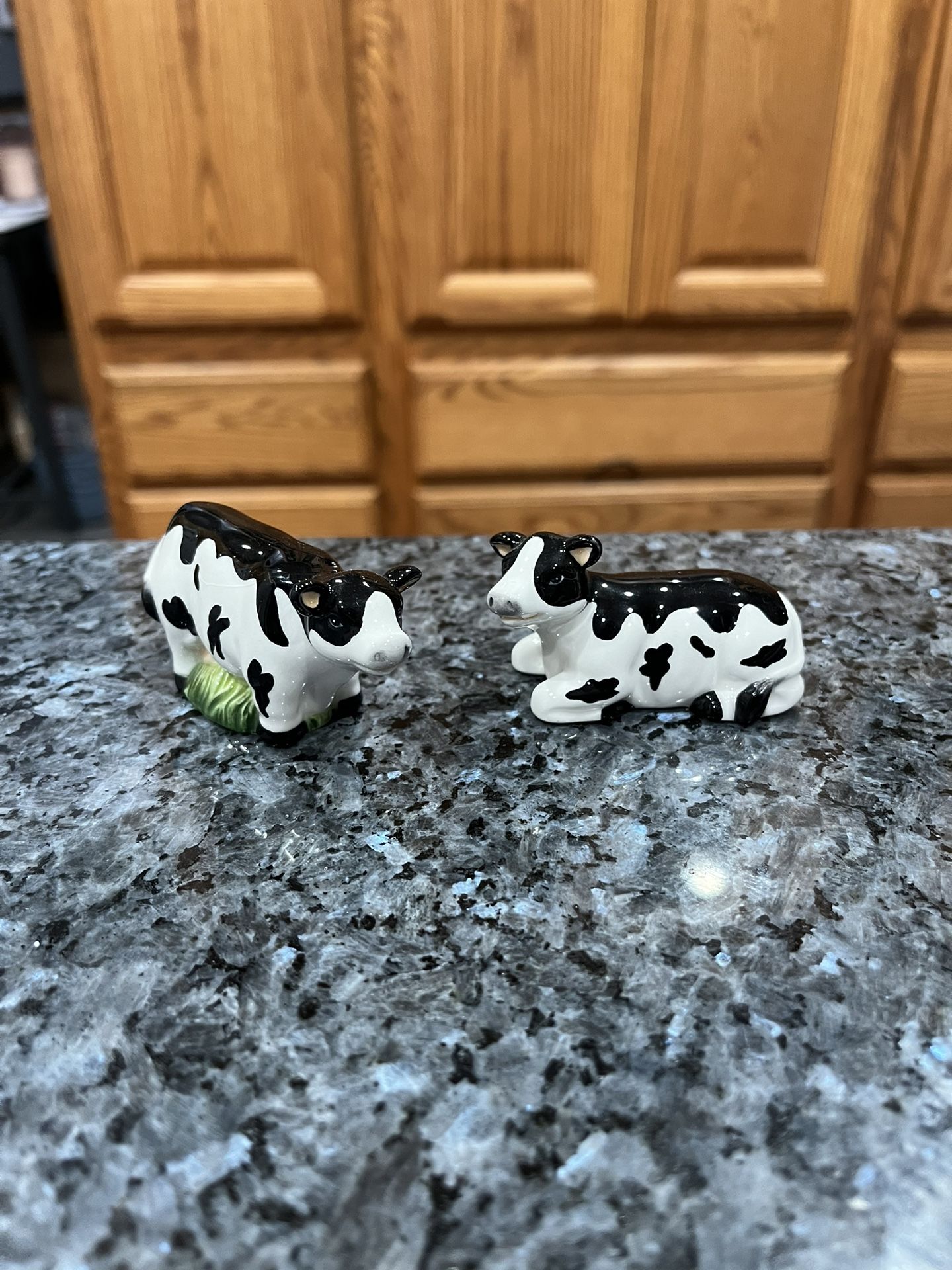 Ceramic Mini Jersey Cow Pair of Salt and Pepper Shakers.  Size approximately 2 1/2 inches long and 1 1/2 inches tall.  Brand new never used 