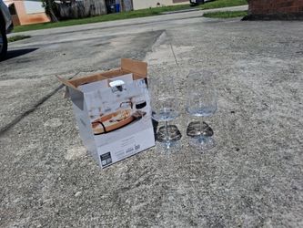 4 Red wine glassgs