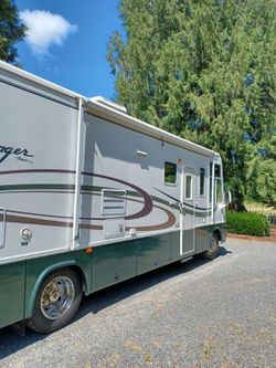 35’ Damon challenger Low miles