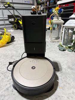 iRobot Roomba Robot Vacuum with Auto-Empty Base