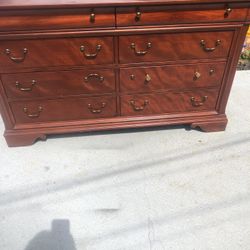Very Good Condition Hardwood Dresser 