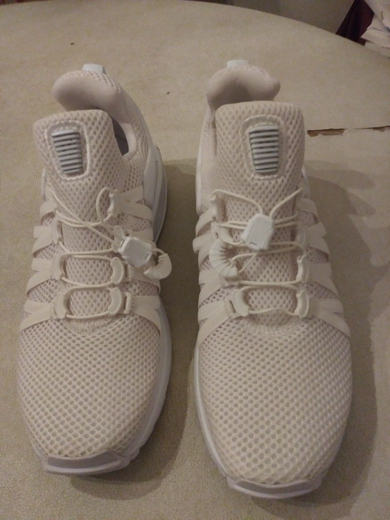 lady's Sneaker white color. NIKE SIZE 7.5