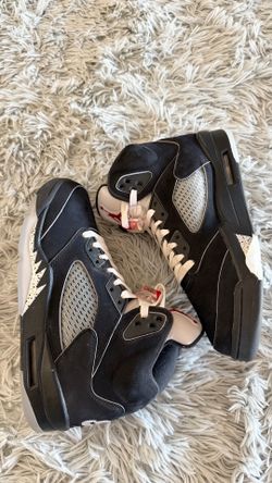 Size 8 Men’s Nike Air Jordan 5 Black Metallic Reimagined HF3975-001. Excellent preowned condition. No box. Same day shipping.  The Size 8 Men’s Nike A