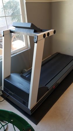 Precor 9.41s Treadmill for Sale in Everett WA OfferUp