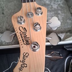 Base Electric Guitar in like-new Condition 