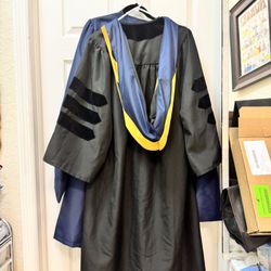 GRADUATION CAP & GOWN‼️🎓in Black