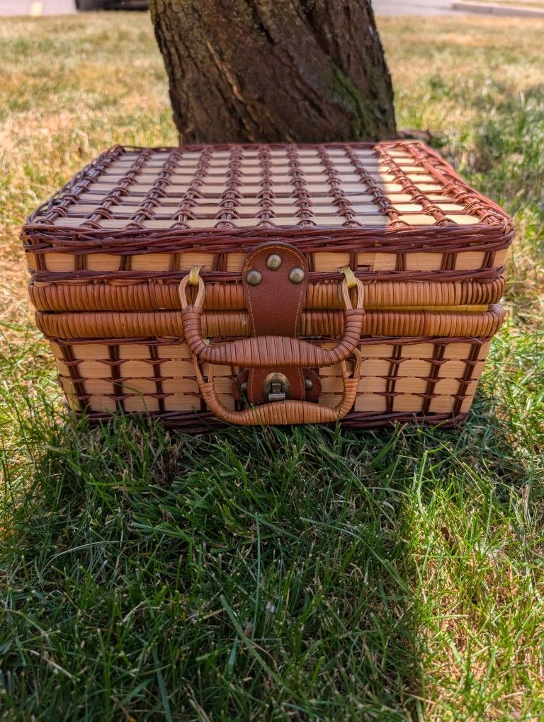 LIKE NEW Vintage Elizabeth Arden Woven Wicker Wood Picnic Basket