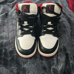 Air Jordan 1 Gym Reds. Mid size 5 men