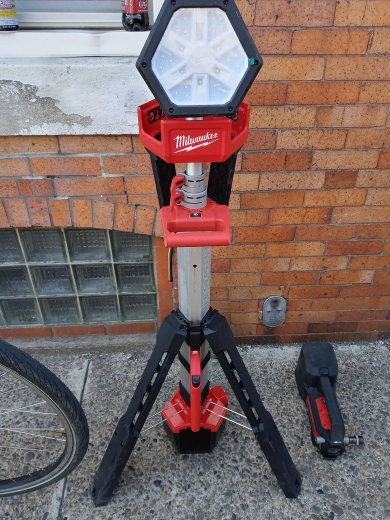 Milwaukee Rocket Dual Power Tower Light