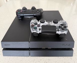 Sony PlayStation 4 (PS4) Bundle with 2 Controllers – Excellent Condition