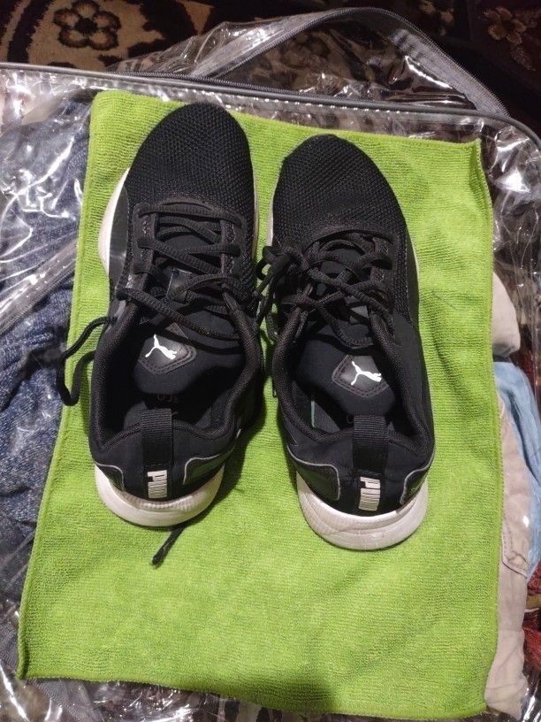 Puma Shoes (Size 4.5)Black and White 