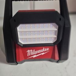 Milwaukee Dual Power Flood Light