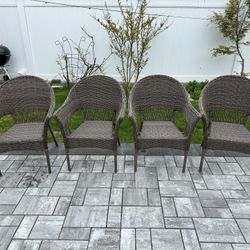 4 Outdoor Chairs 