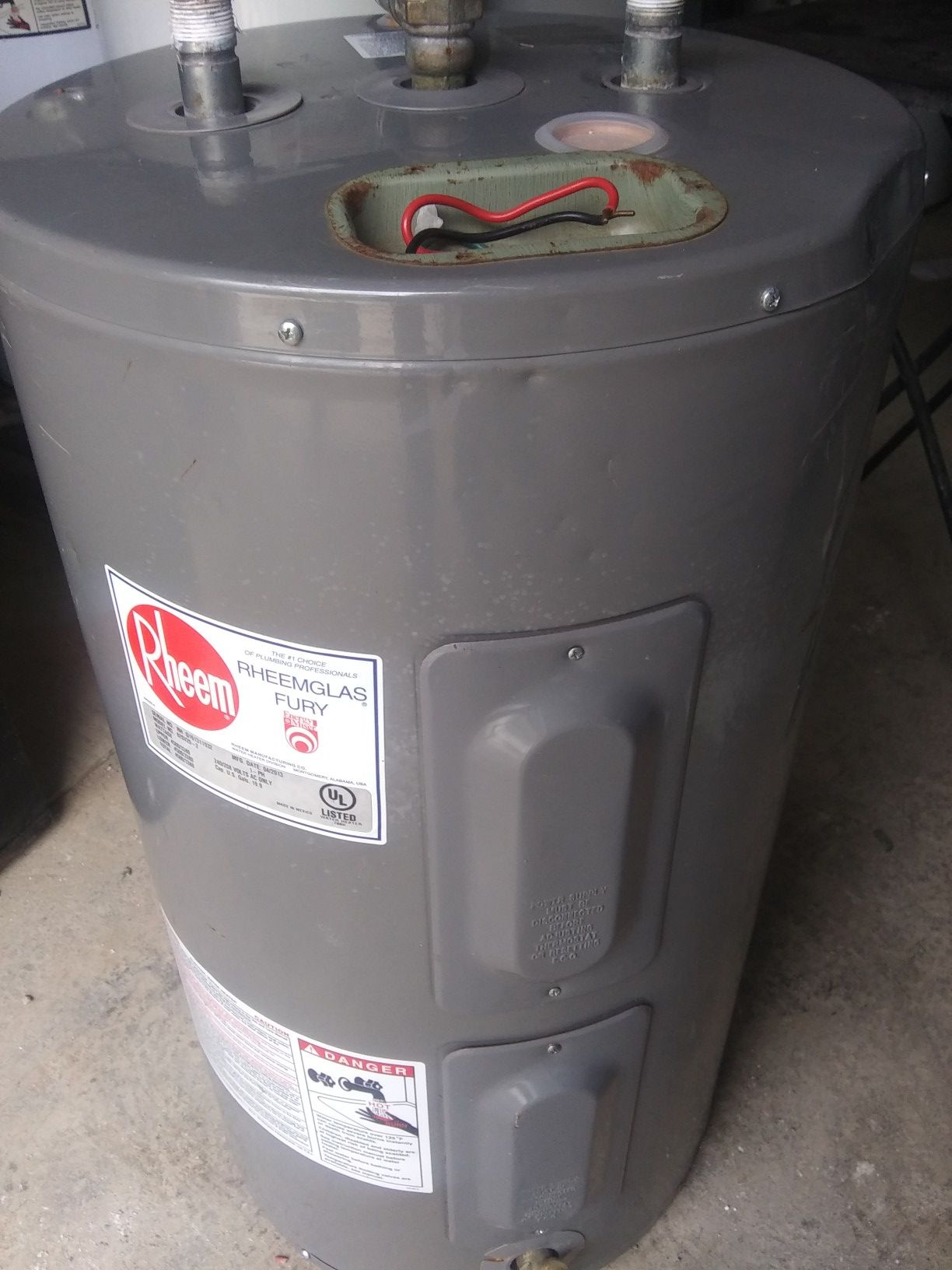 20 gal ELECTRIC 110v water heater in good working condition with