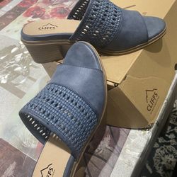 Cliffs by Corley Women’s Shoes – Size 9.5 Brand new stylish shoes from Cliffs by Corley in a beautiful dark blue / burnished shade. Comfortable fit wi