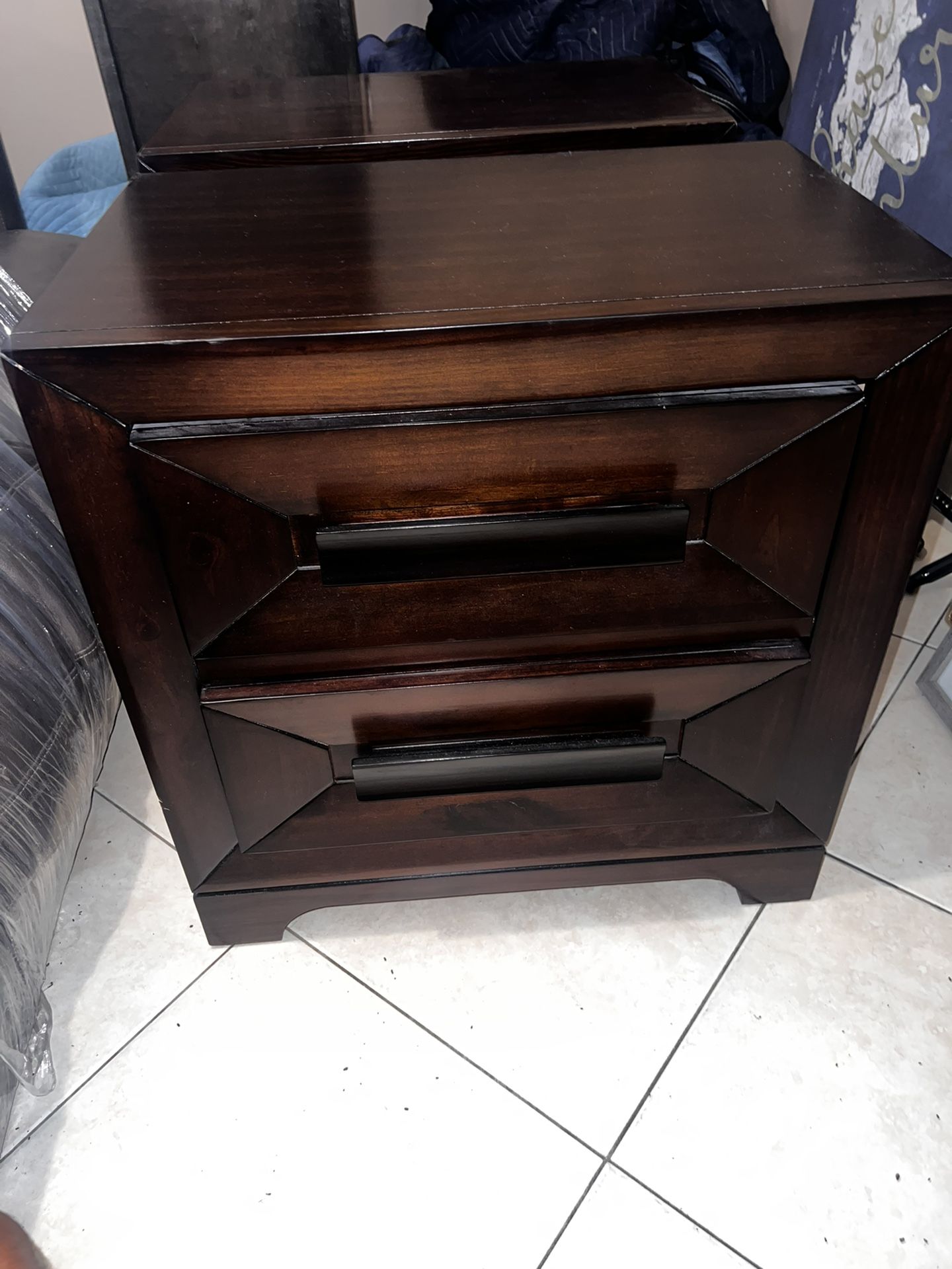 2 Nightstands