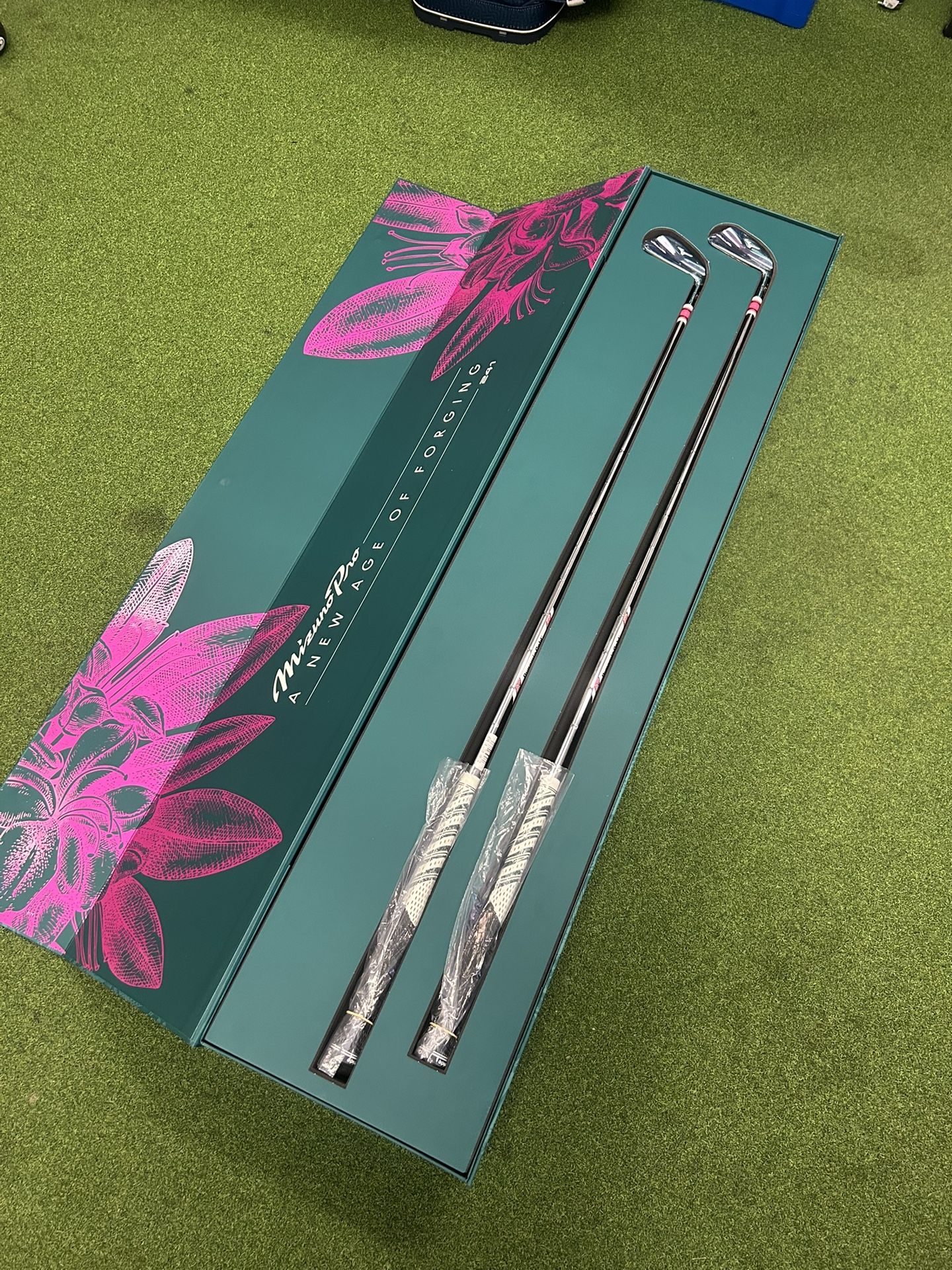 Masters Limited Edition Mizuno Pro 241 Azalea Irons 3-PW