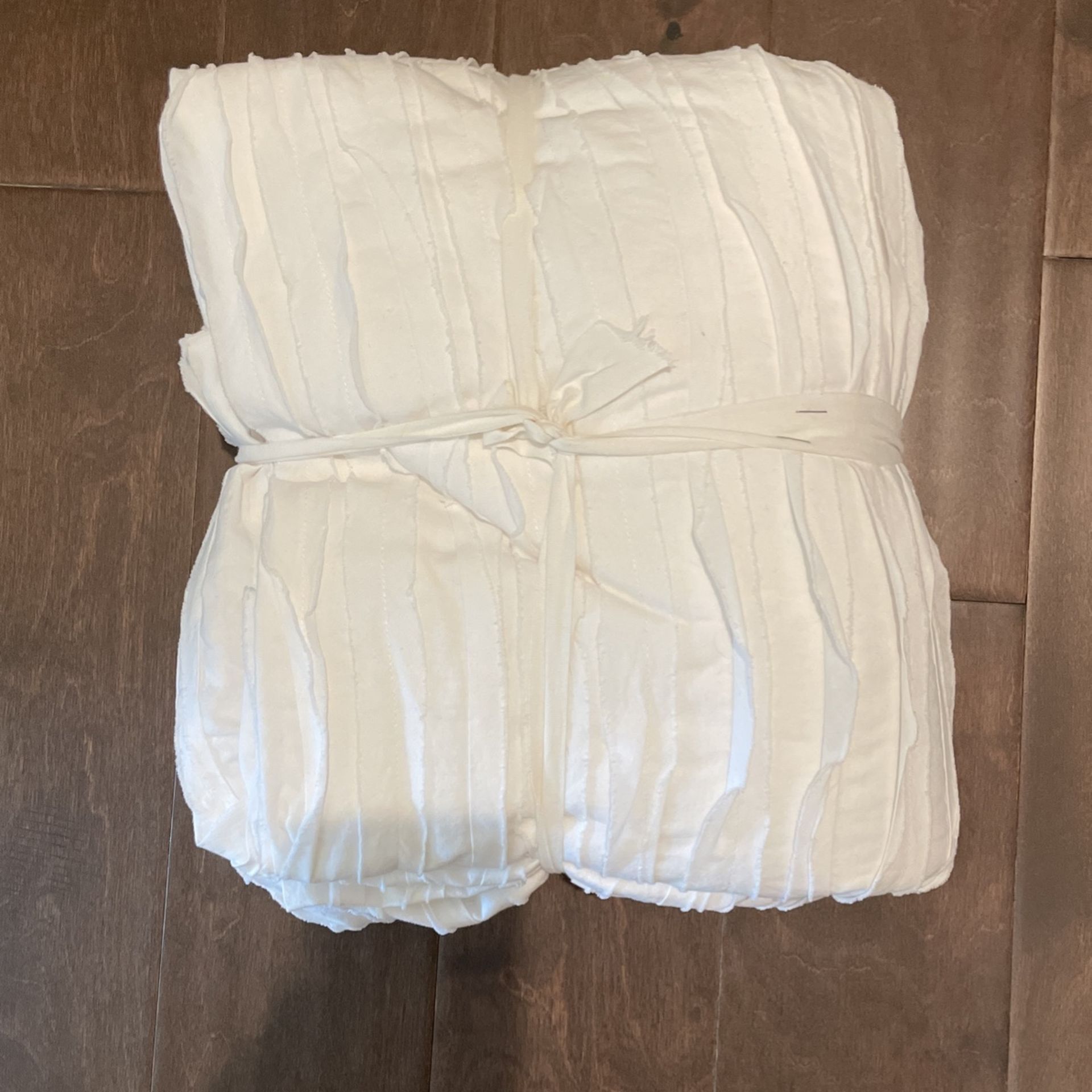 Pottery Barn Camille Duvet Kong Size