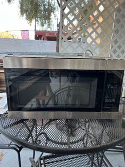 Wall cabinet mounted microwave