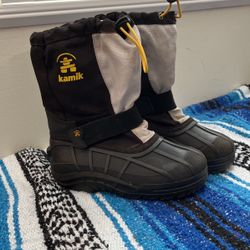 Kids Size 2 Snow Boots