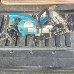 Makita 5277NB 7 1/4 inch Corded Hypoid Circular Saw In Good Working Condition.
