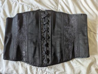 ✨ Scarlett's Corset – Size 38 – Black Shinny Lace Design ✨