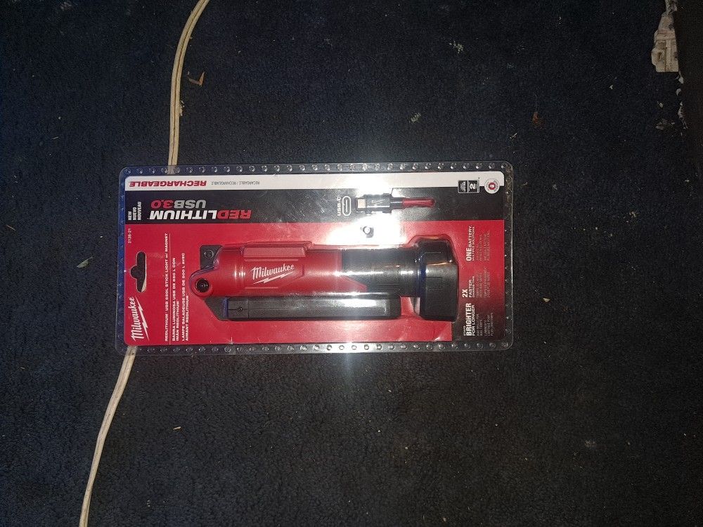 Milwaukee Red Lithium Usb3.0 Rechargeable Flashlight