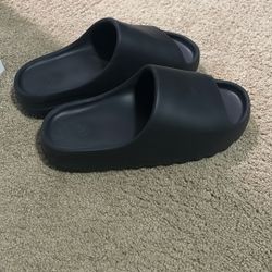 Size 10 Onyx Yeezy Slides USED