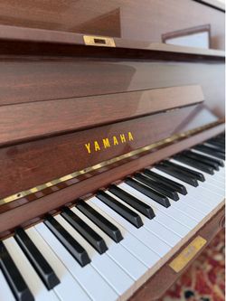 Yamaha Walnut Upright Piano (1975)