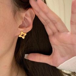 Brushed four-leaf clover hollow diamond stud earrings