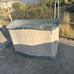 Rubbermaid Shed/chest