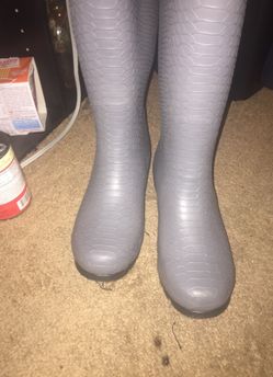 Bearpaw rain boots size 9