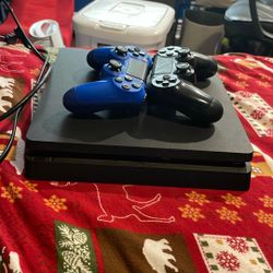 PS4 + Controllers 